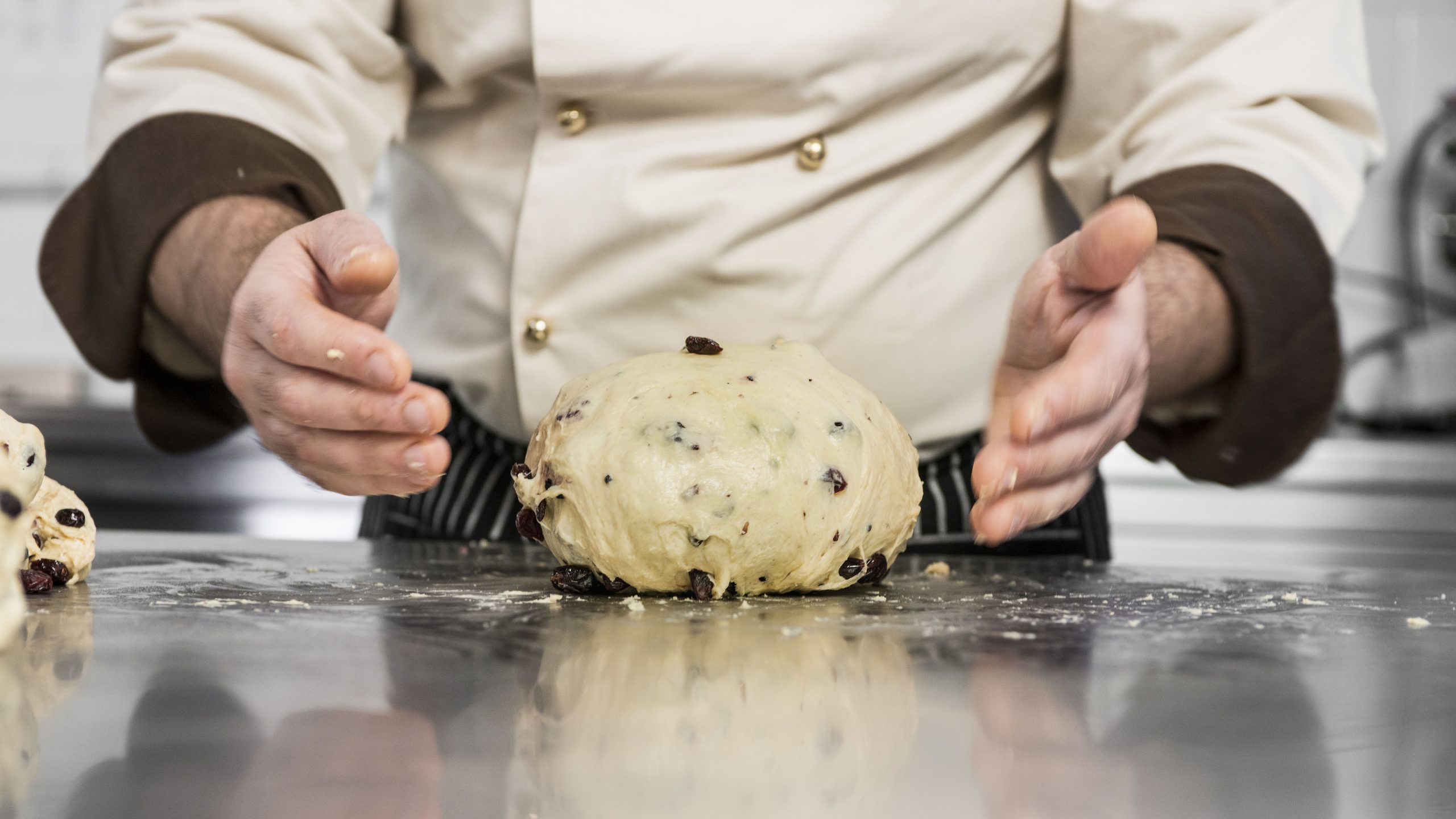 preparazione dell’impasto del panettone in una pasticceria artigianale